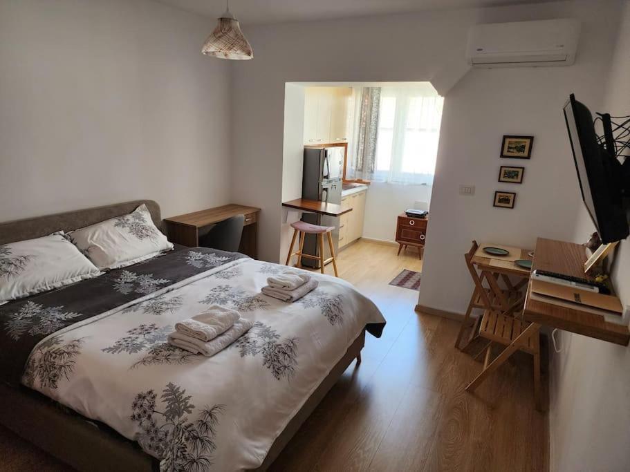 Andi's Place-comfy Studio-city Center * Tirana